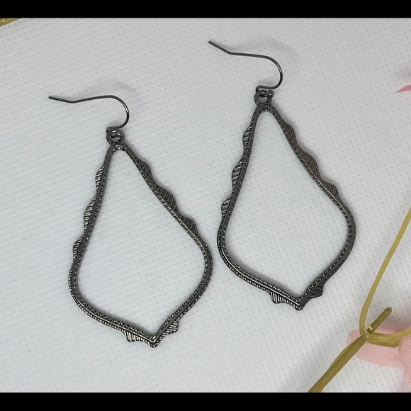 NEW 🌼 Gunmetal Teardrop frame drop earring - Picture 6 of 6